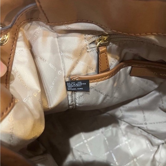 Michael Kors Evie Bag MK Monogram Backpack - Picture 6 of 6